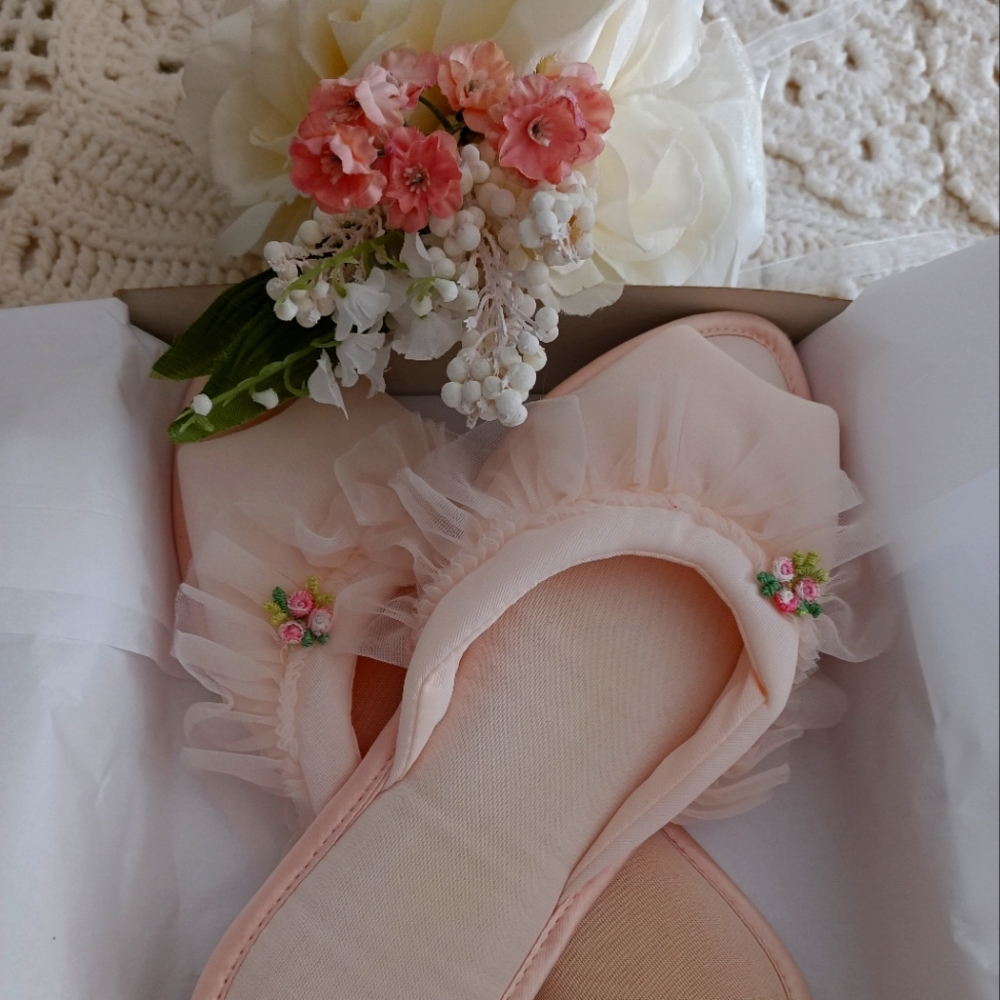 UNWORN, PRECIOUS, PINK BRIDAL SLIPPERS IN ORIGINAL GIFT BOX FROM THE 1950S! - Picture 15 of 15